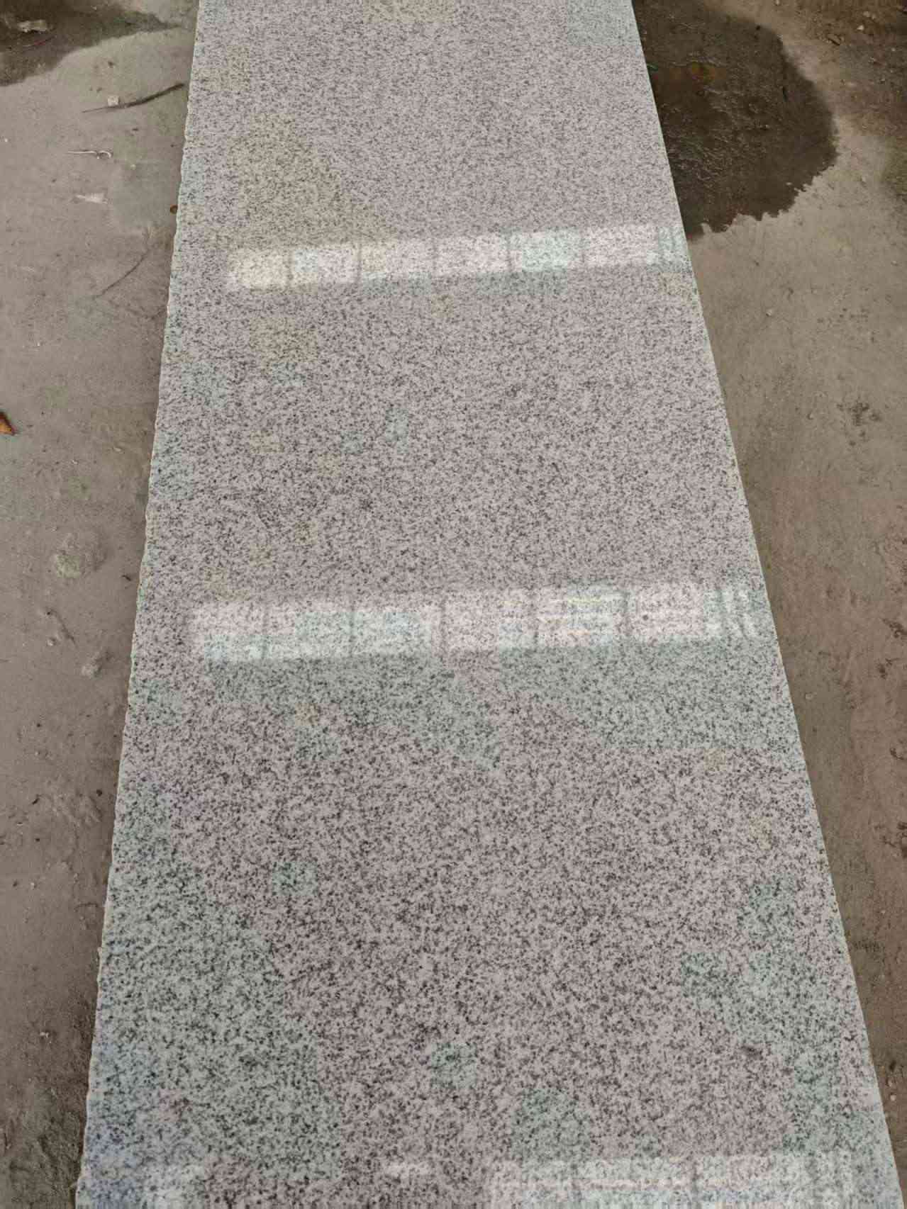 泰安芝麻白光面毛板